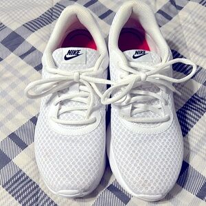 WOMEN'S NIKE TANJUN SUSTAINABLE SNEAKERS